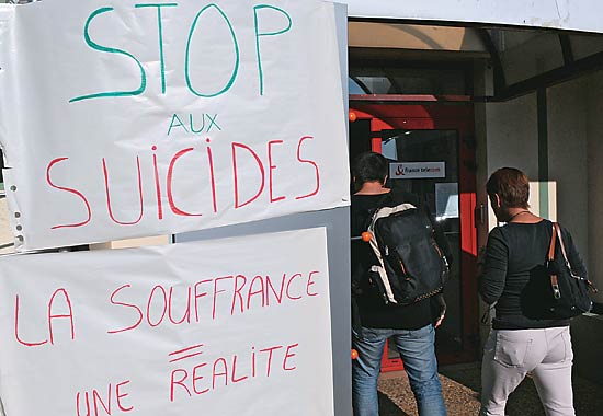 INDIGNAÇÃO COLETIVA Funcionários da France Télécom protestam na entrada do prédio: "O sofrimento é uma realidade"